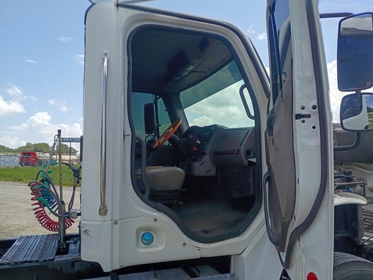 2008-freightliner-m2-106-image-39