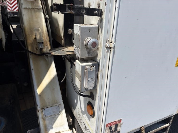 2000-freightliner-fl80-image-32