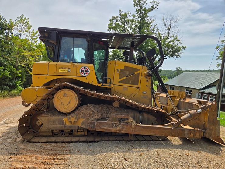 2019-caterpillar-d6-image-12