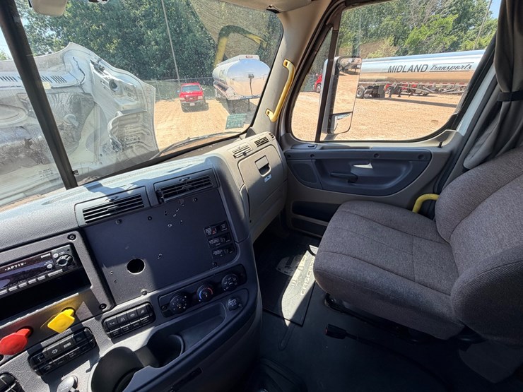 2016-freightliner-cascadia-125-image-96