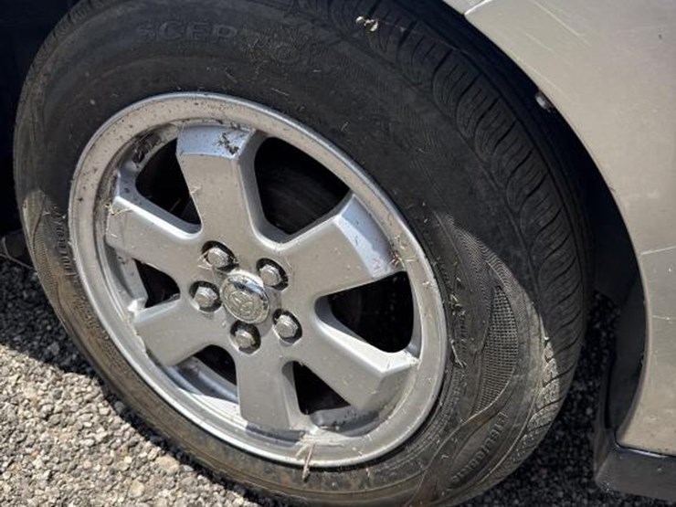 #64-•-2005-toyota-prius-image-9