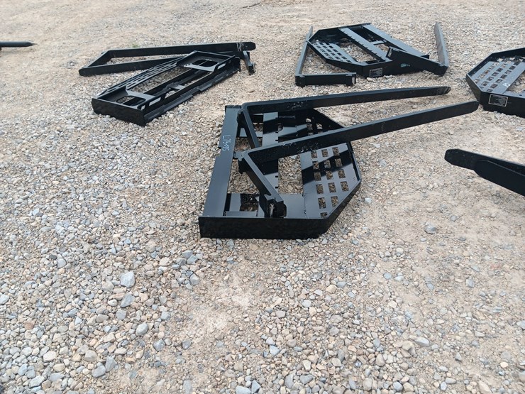 #l75-035-•-future-pallet-fork-skid-steer-attachment-image-2