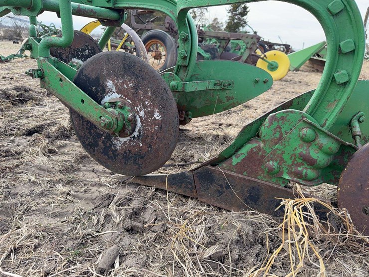 john-deere-pull-type-two-bottom-plow-image-16
