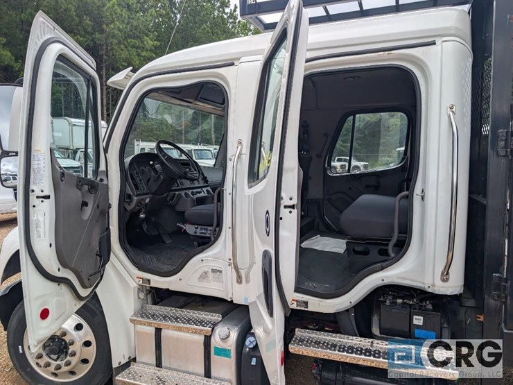 2018-freightliner-m2-stakebed-truck-image-5