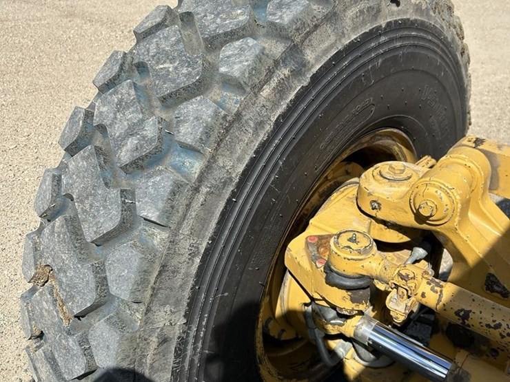 2011-caterpillar-140m2-awd-image-14