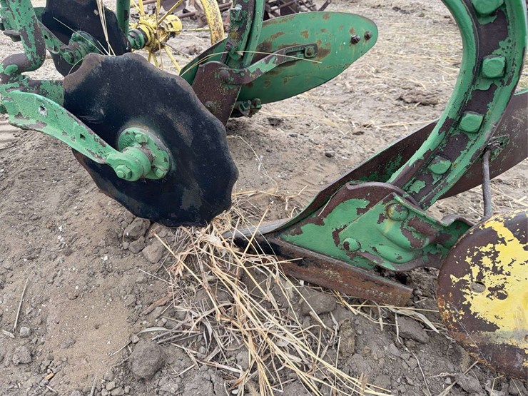 john-deere-pull-type-two-bottom-plow-image-16