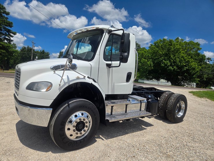 2018-freightliner-m2-106-image-3