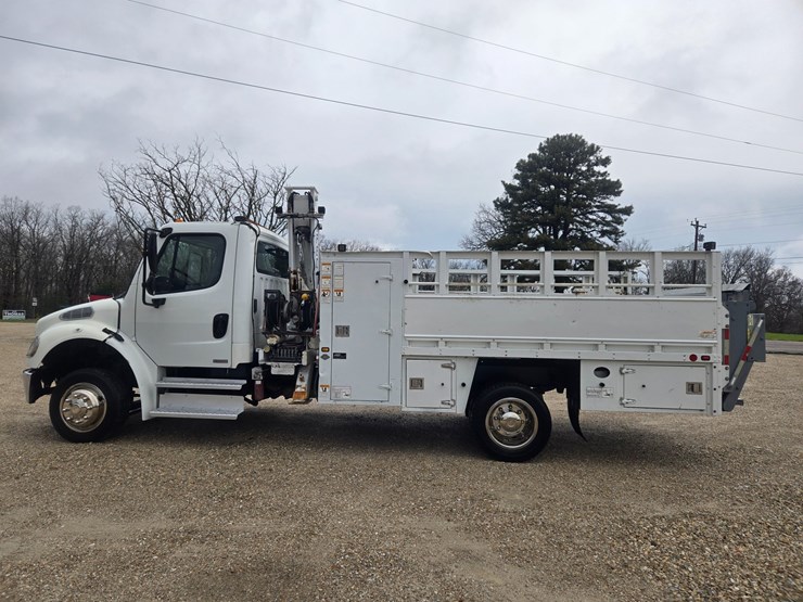 2010-freightliner-m2-106-image-9