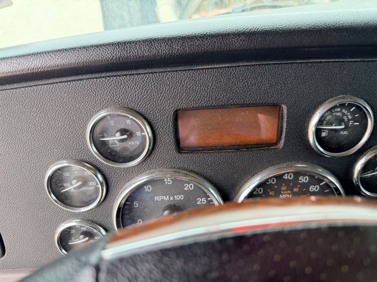 2013-peterbilt-388-image-55