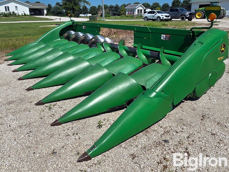 2010-john-deere-608c-image-1