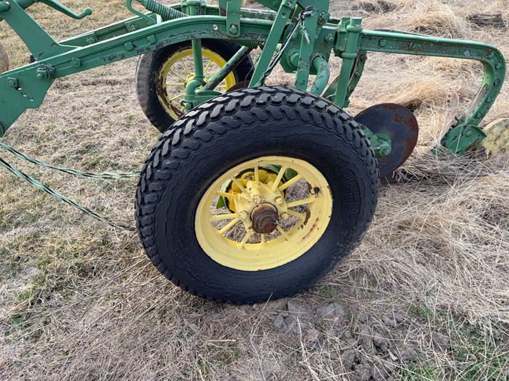 john-deere-pull-type-two-bottom-plow-image-9