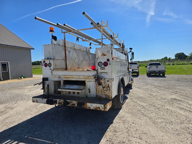 2001-freightliner-fl70-image-15