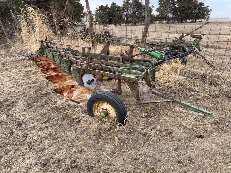 john-deere-pull-type-five-bottom-plow-image-3