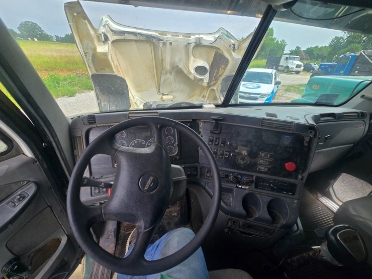 2009-freightliner-columbia-120-image-47