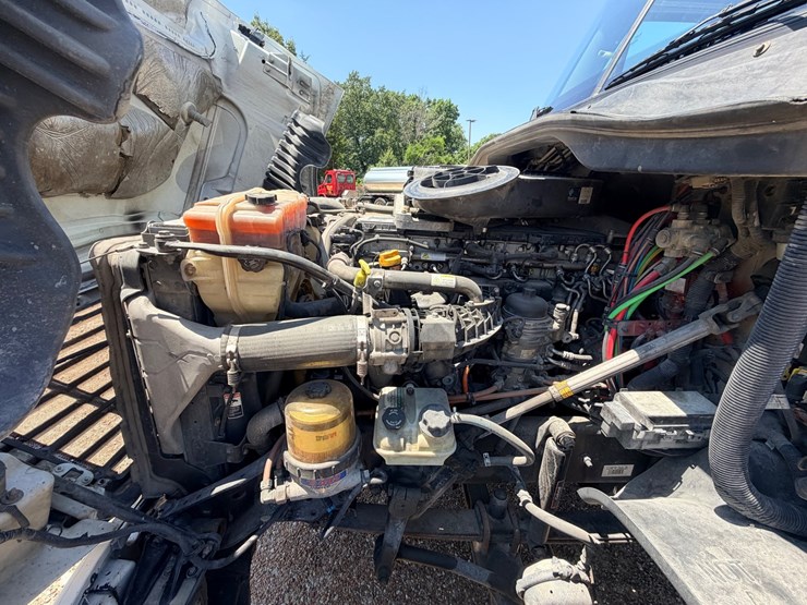 2016-freightliner-cascadia-125-image-31