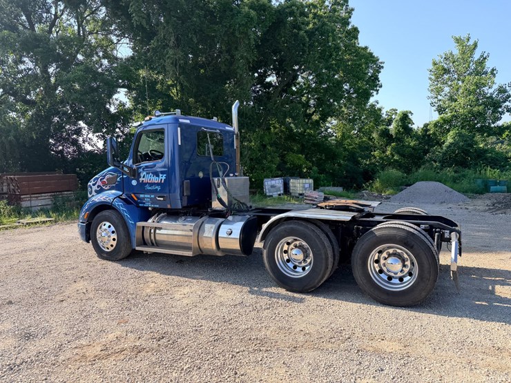 2021-peterbilt-579-image-10