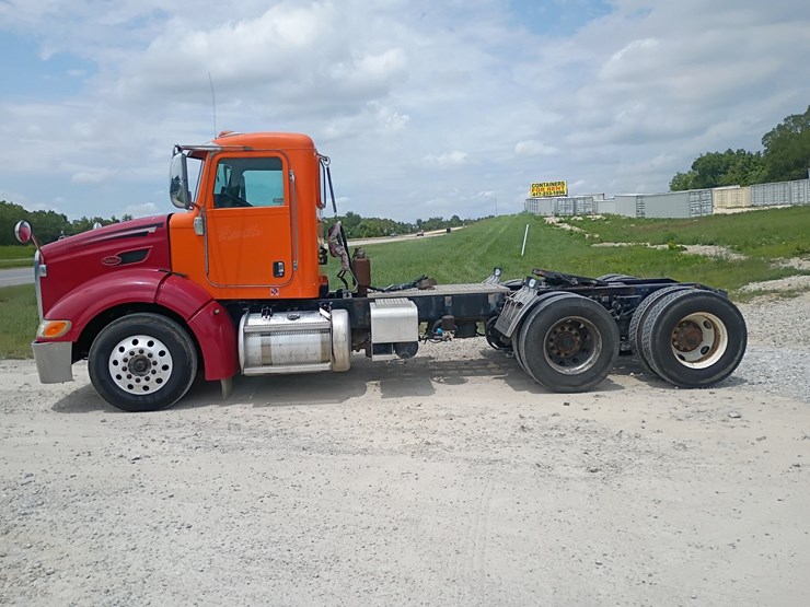 2012-peterbilt-384-image-3