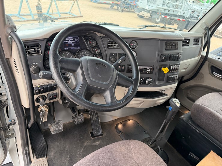 2019-peterbilt-567-image-16