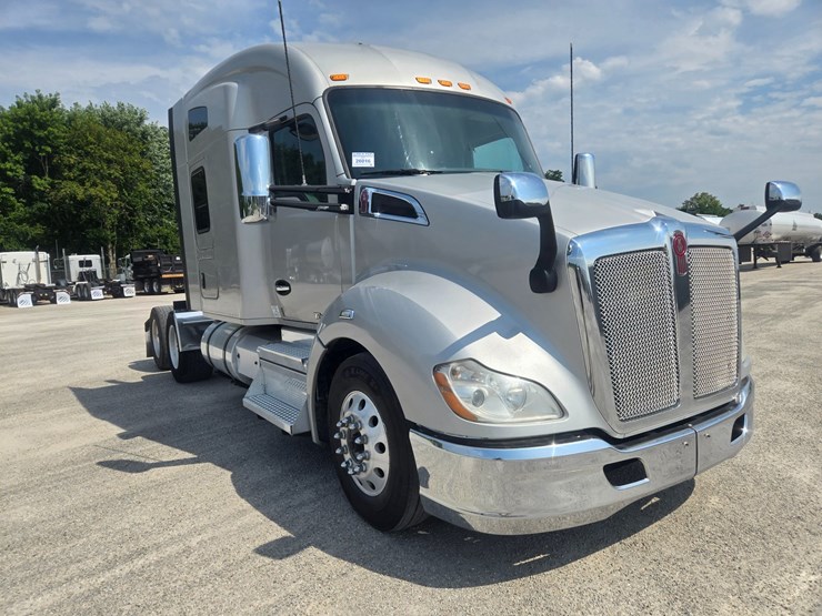2018-kenworth-t680-image-24