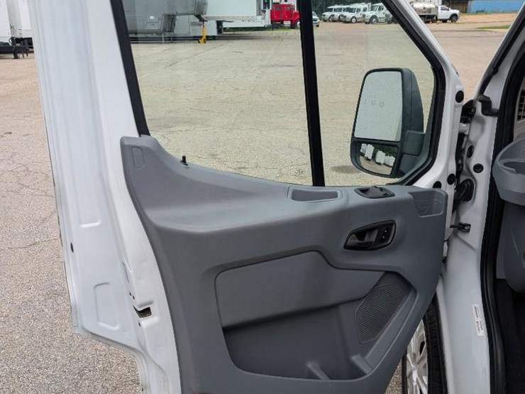 2016-ford-transit-image-12