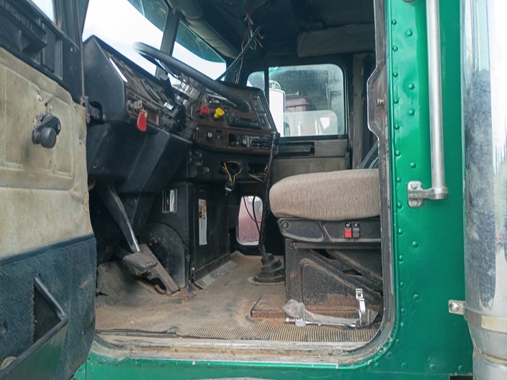 1995-freightliner-fld120-image-36