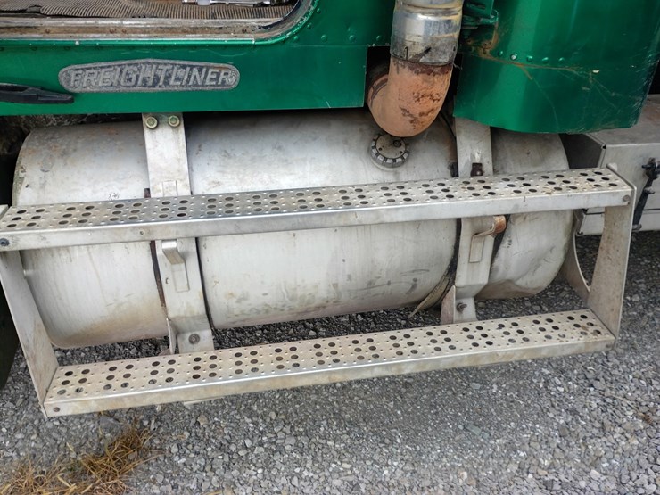 1995-freightliner-fld120-image-35