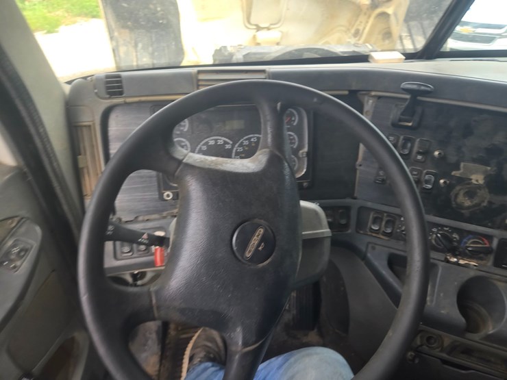2009-freightliner-columbia-120-image-44