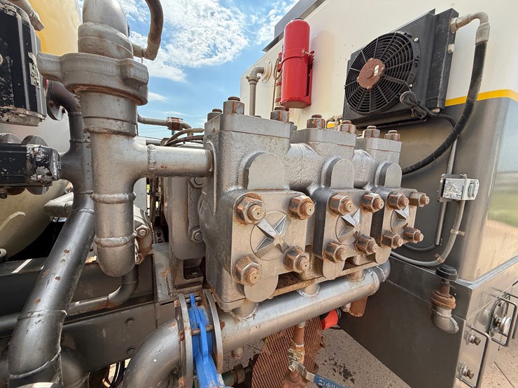 2019-peterbilt-389-image-19
