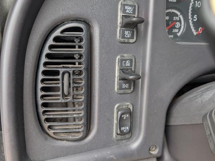 2018-freightliner-m2-stakebed-truck-image-13