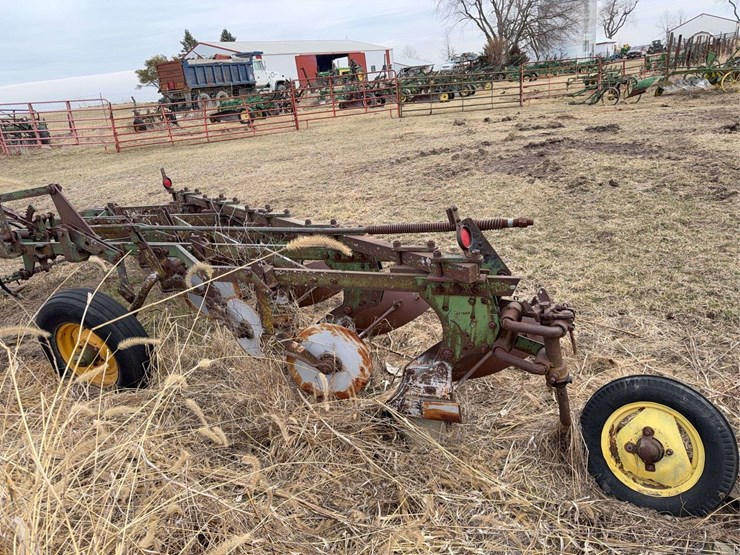 john-deere-pull-type-five-bottom-plow-image-8