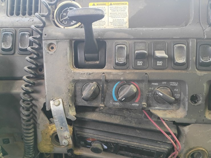 2008-sterling-l9500-image-57