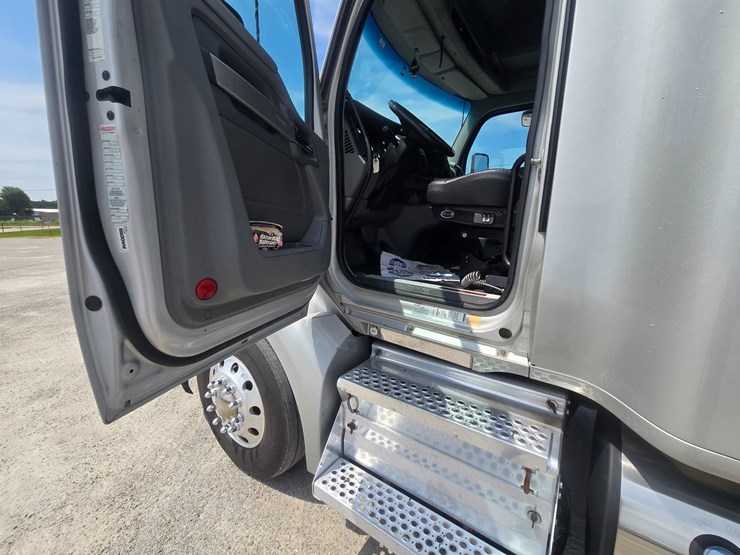 2019-kenworth-t680-image-42