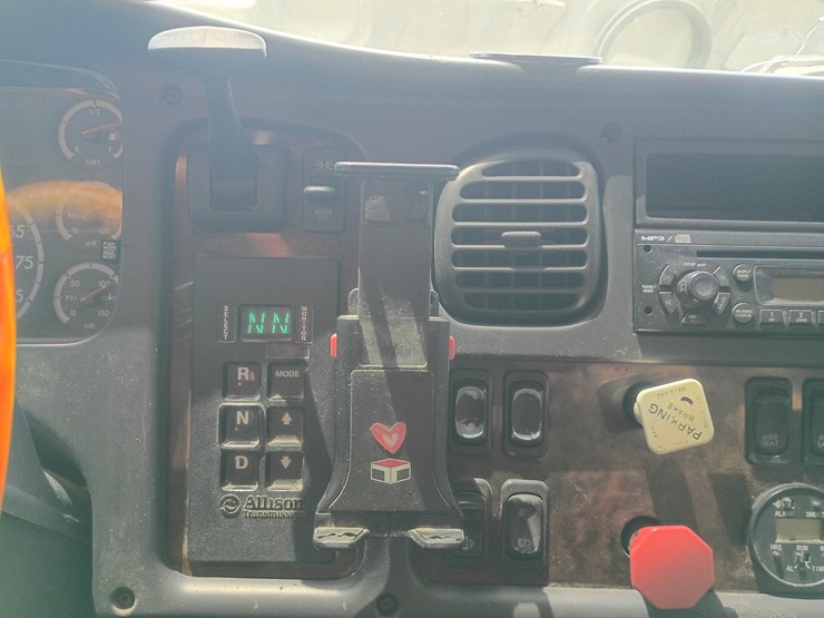 2008-freightliner-m2-106-image-50