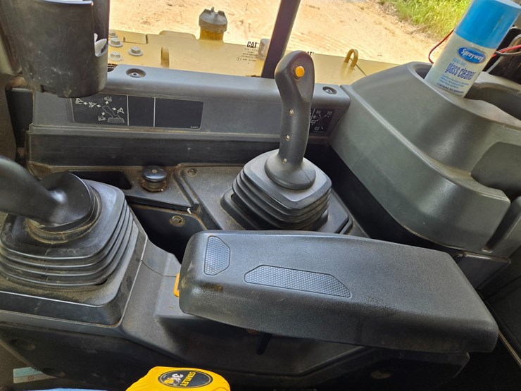 2019-caterpillar-d6-image-55