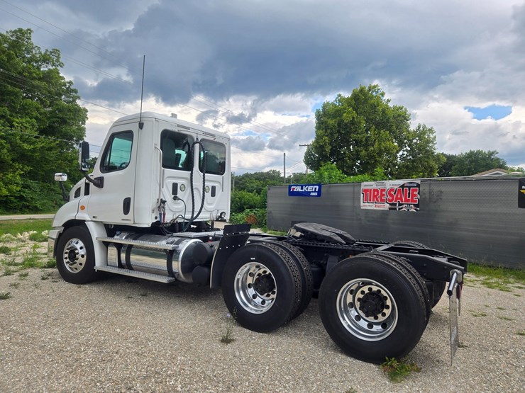 2012-freightliner-cascadia-113-image-8