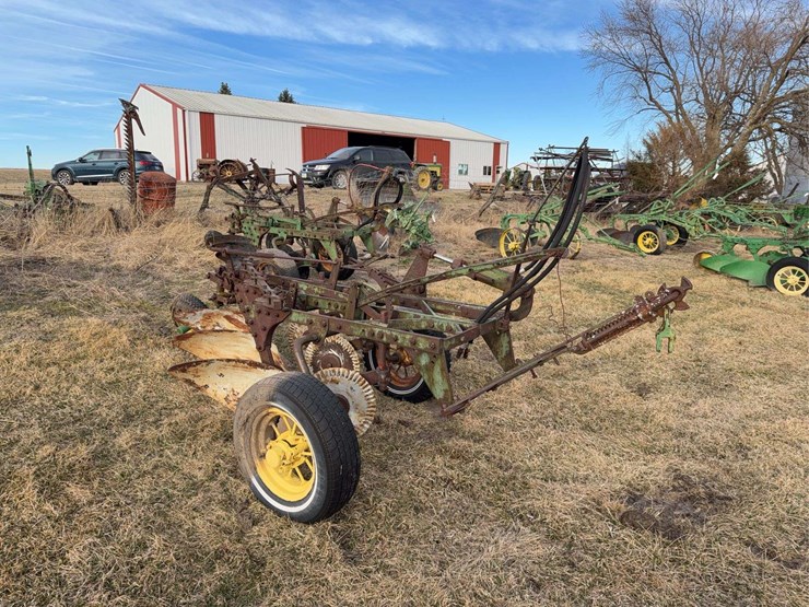 john-deere-pull-type-three-bottom-plow-image-1