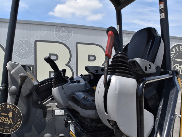 2020-deere-35g-image-35