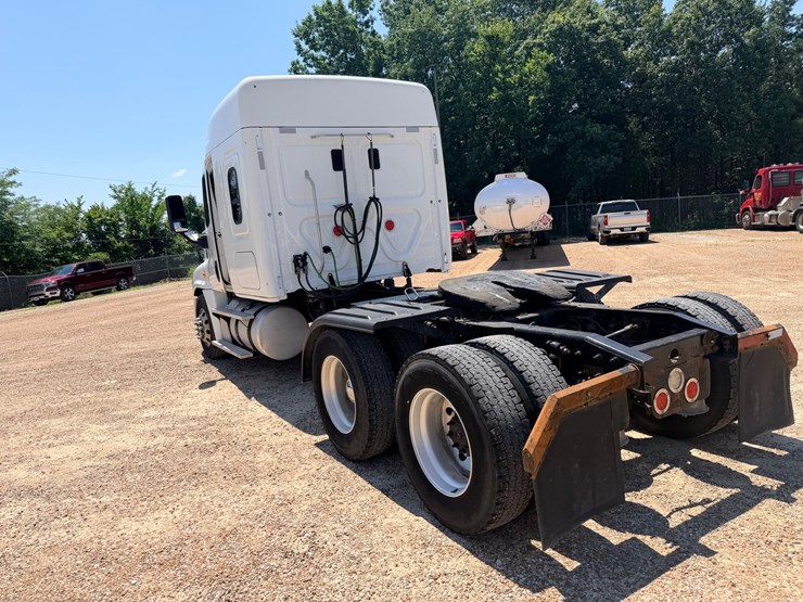 2016-freightliner-cascadia-125-image-10