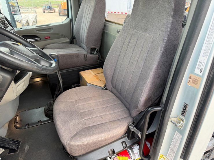 2019-peterbilt-567-image-14