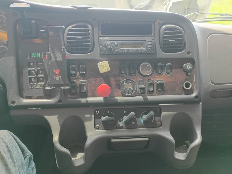 2008-freightliner-m2-106-image-46
