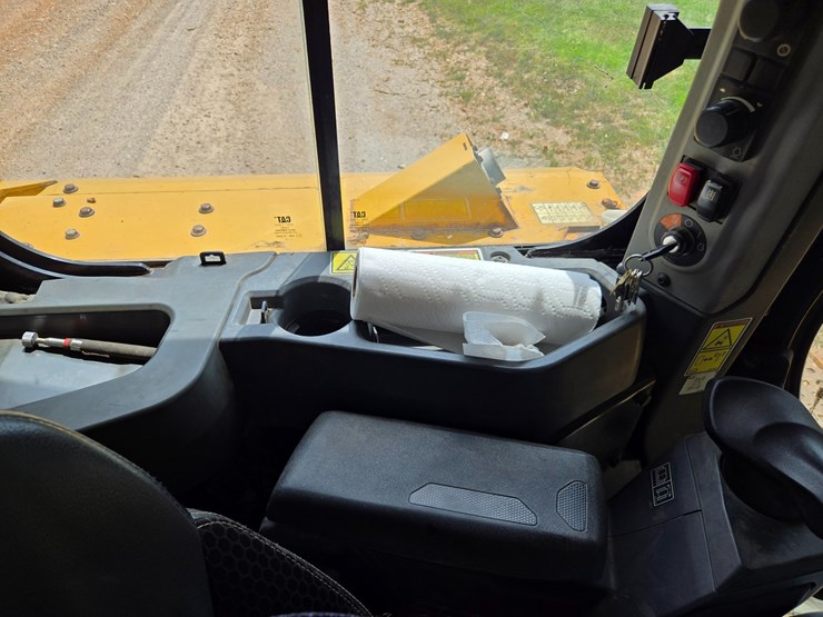 2019-caterpillar-d6-image-54