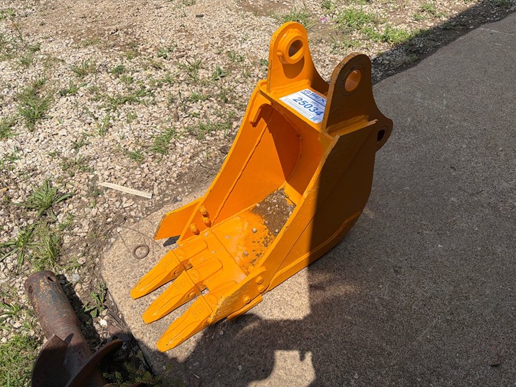 #25034-•-cat305-12"-bucket-excavator-attachment-image-2