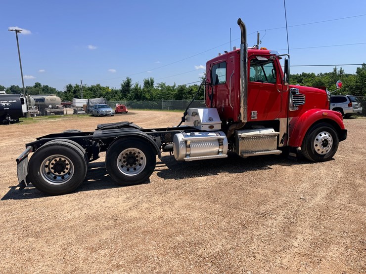 2016-freightliner-122sd-image-14