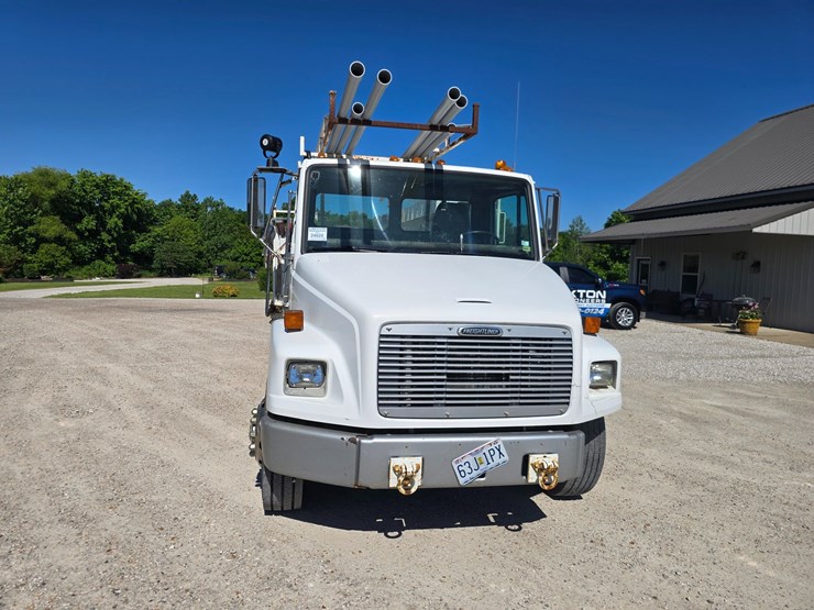 2001-freightliner-fl70-image-29