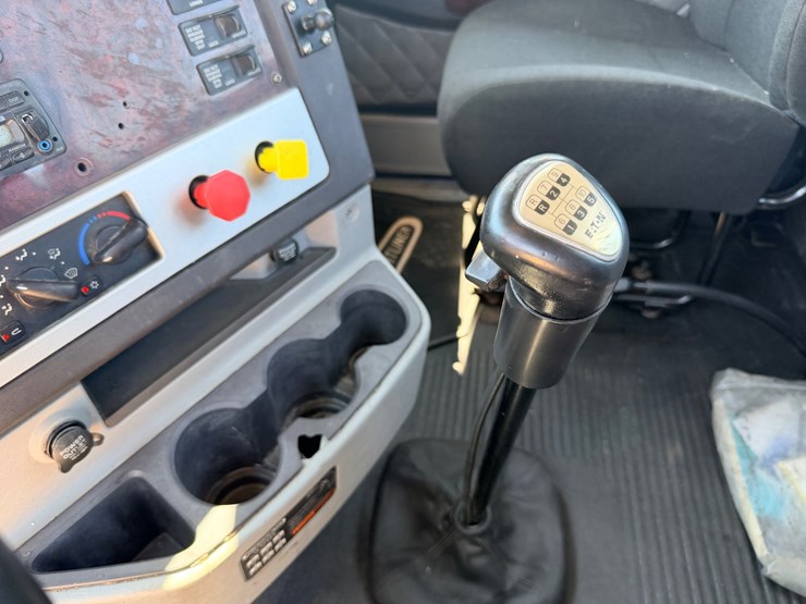 2016-freightliner-122sd-image-110