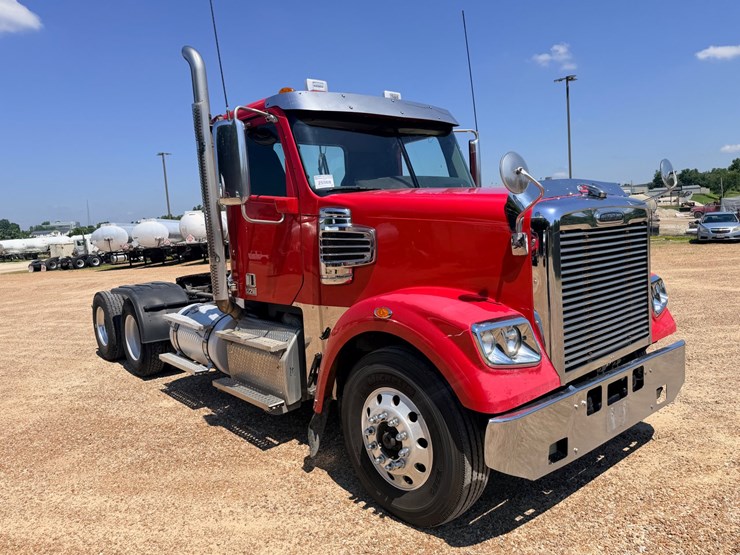 2016-freightliner-122sd-image-20