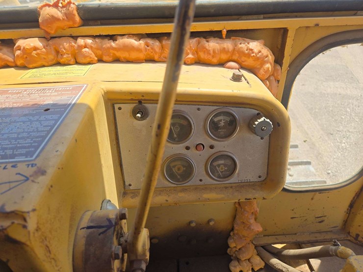 caterpillar-dozer-crawler-tractor-image-12
