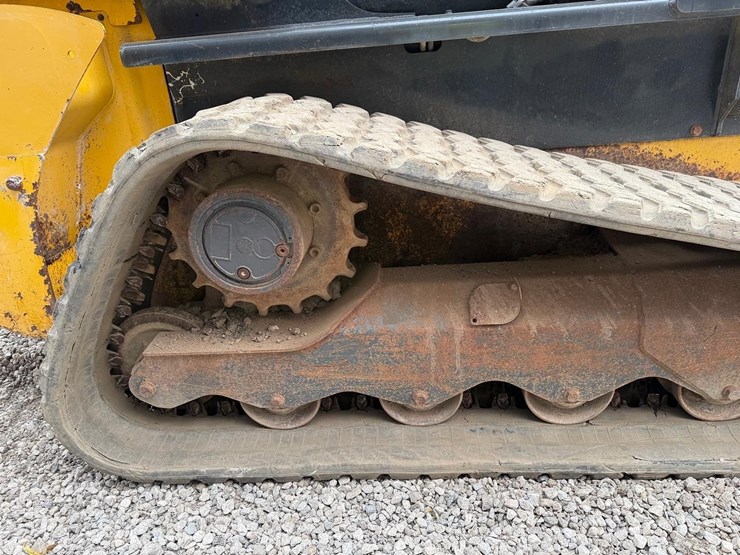 2019-new-holland-c232-image-13