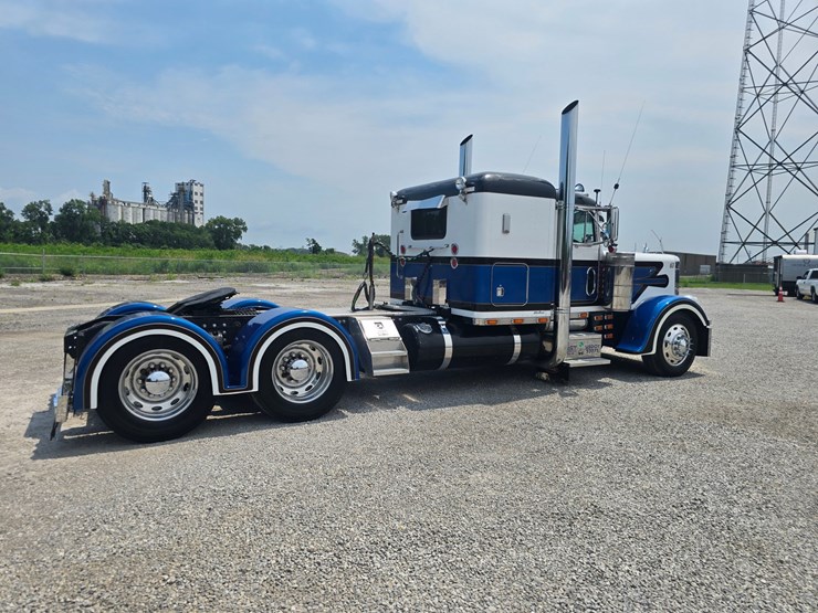 2000-peterbilt-379-image-30