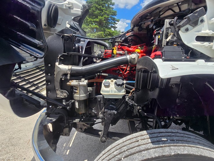 2018-freightliner-m2-106-image-20